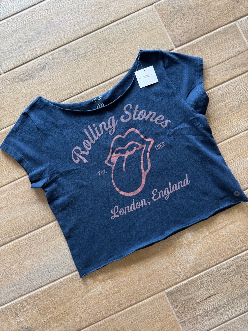 NWT American Eagle Outfitters Navy Crop Tee with Rolling Stones Graphic Size M